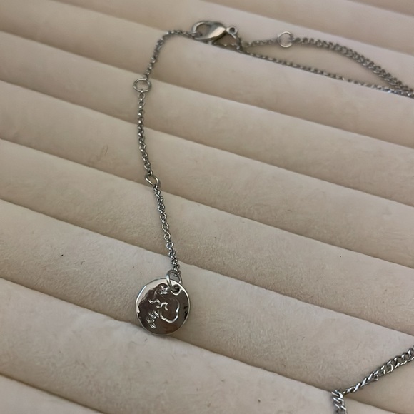 Silver triangle necklace - Picture 5 of 8